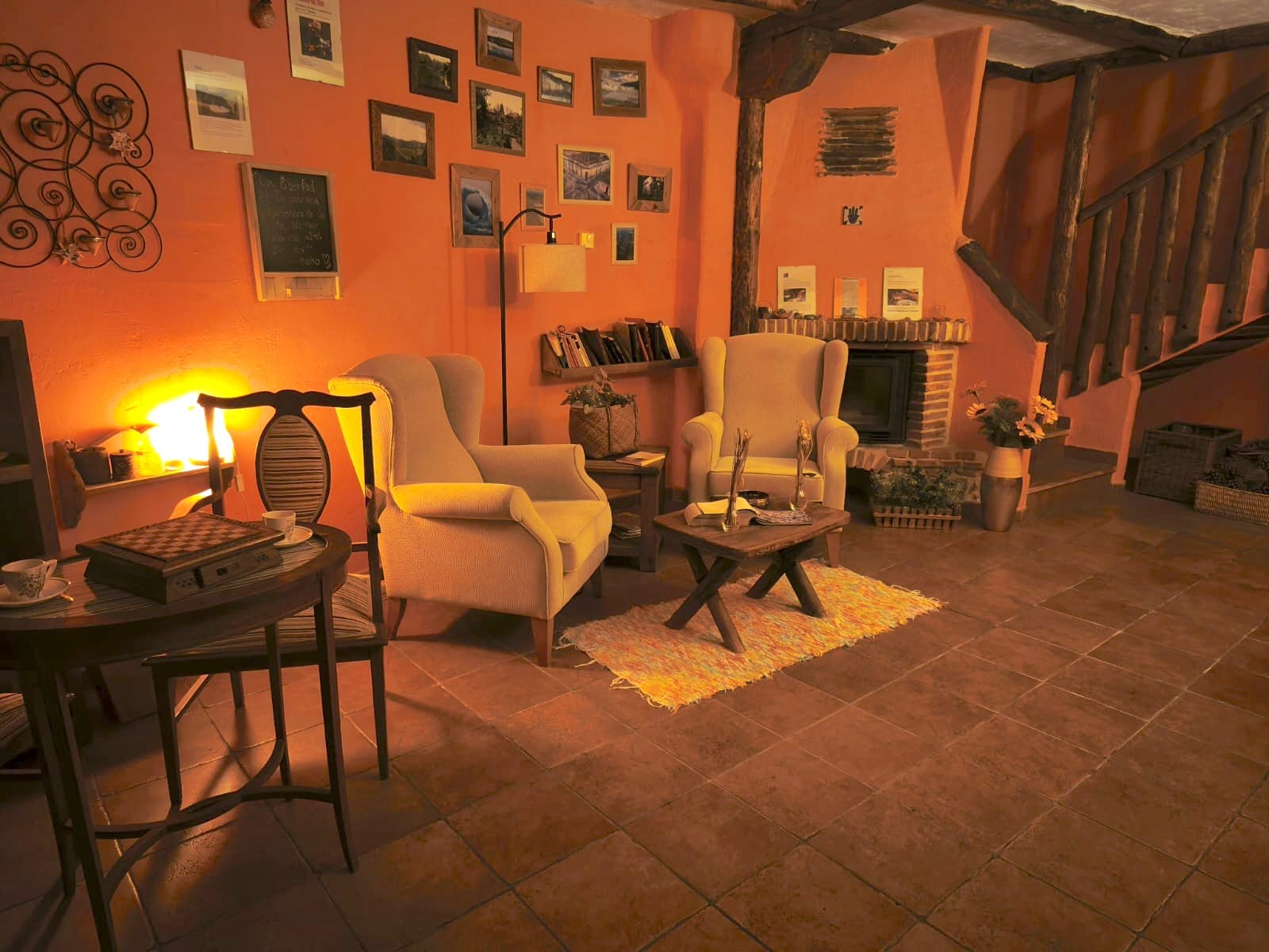 Salón con chimenea del hotel rural en Losana de Pirón, casa rural con encanto en Segovia