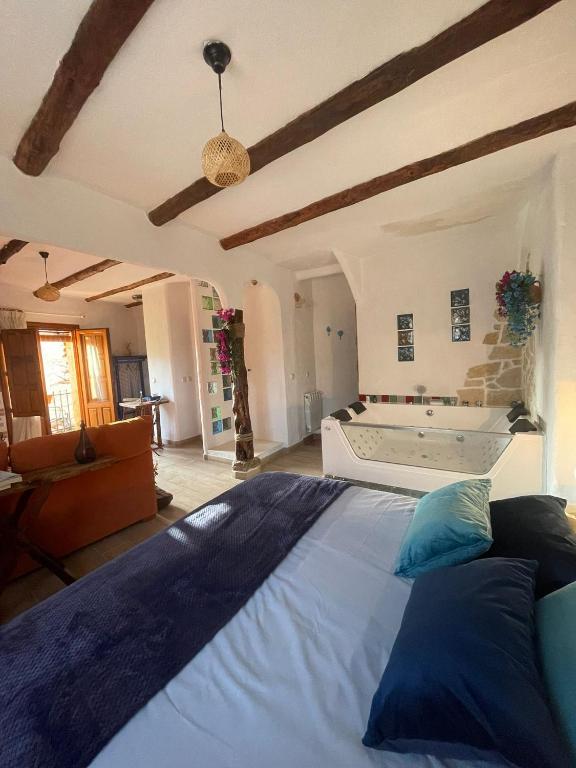 Habitación con bañera de hidromasaje para una escapada romántica en Segovia